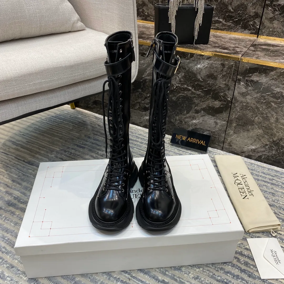 👟👟Ex-factory price 760👟👟MCQ McQueen boots ▪️The latest new color series of Alexander McQu**▪️2020s counter ────────────────This can completely replace its previous popular white shoe series 🎉 It is not picky about the foot shape at all, and it looks great on the foot ▪️Upper: exclusive custom-made original open-edge beaded cowhide ▪️ Inside: original customized sheepskin ➕ genuine leather welt ▪️Exclusive molded original outsole Anti-slip T👟👟Factory price U outsole Size 35-39 [40 can be customized and non-returnable]